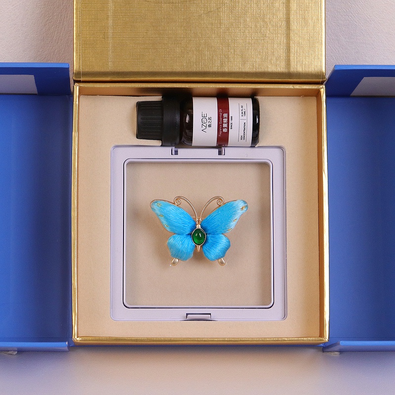 手工刺绣蝴蝶胸针