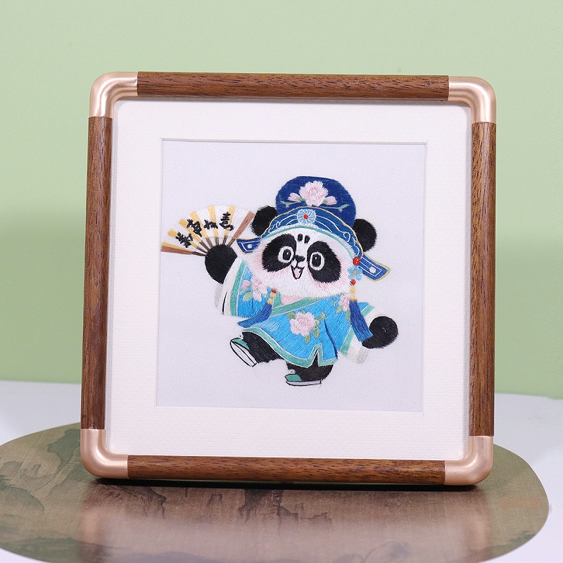 手工刺绣戏曲熊猫摆件