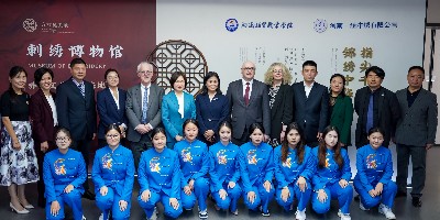 爱尔兰格里菲斯学院副校长一行莅临一涵刺绣博物馆参观交流