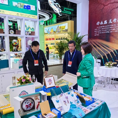 一涵汴绣亮相第三届全国劳务协作暨劳务品牌发展大会展示非遗成果