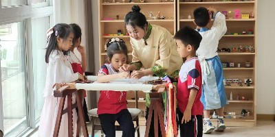 一涵汴绣受邀参加郑东新区如意湖办事处“爱心相伴 童年无忧”六一慰问活动