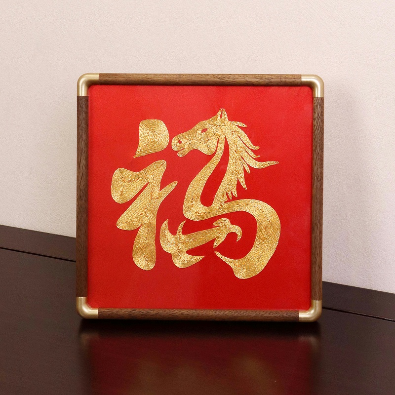 盘金绣福马摆件