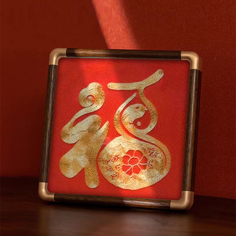 盘金绣蛇福摆件