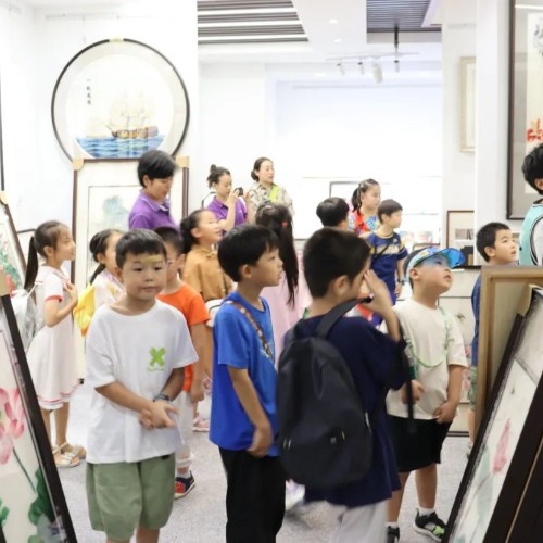 河南省实验小学走进一涵汴绣感受手工刺绣魅力
