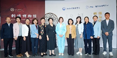 郑州市政协领导一行莅临一涵刺绣博物馆考察调研