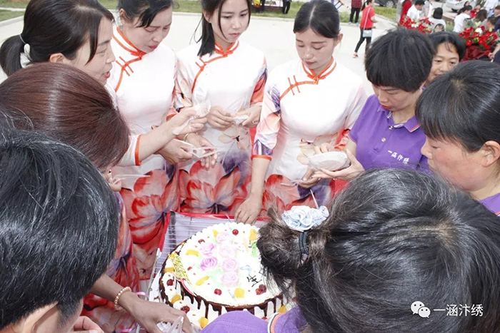 明港镇清淮村刺绣培训班第一月度表彰大会暨生日会