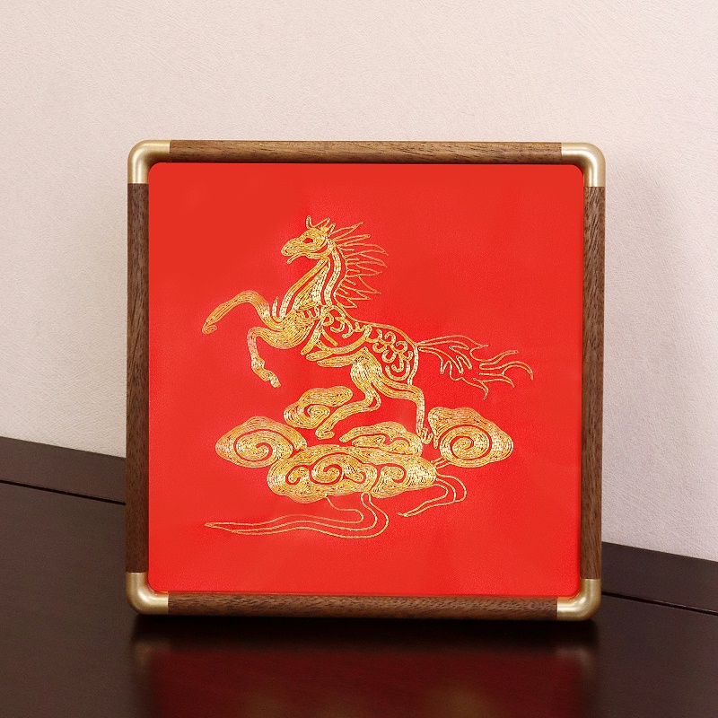 盘金绣摆件《马踏祥云》