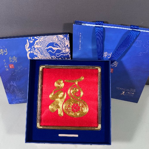 盘金绣蛇福摆件