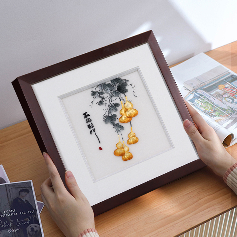 手工刺绣小框画：艺术化的装饰与祝福