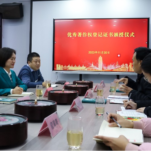 郑州市宣传部领导为一涵汴绣颁发“著作权登记证书”