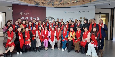 郑州优秀企业家一行走进一涵刺绣博物馆，共庆“三八”共话发展